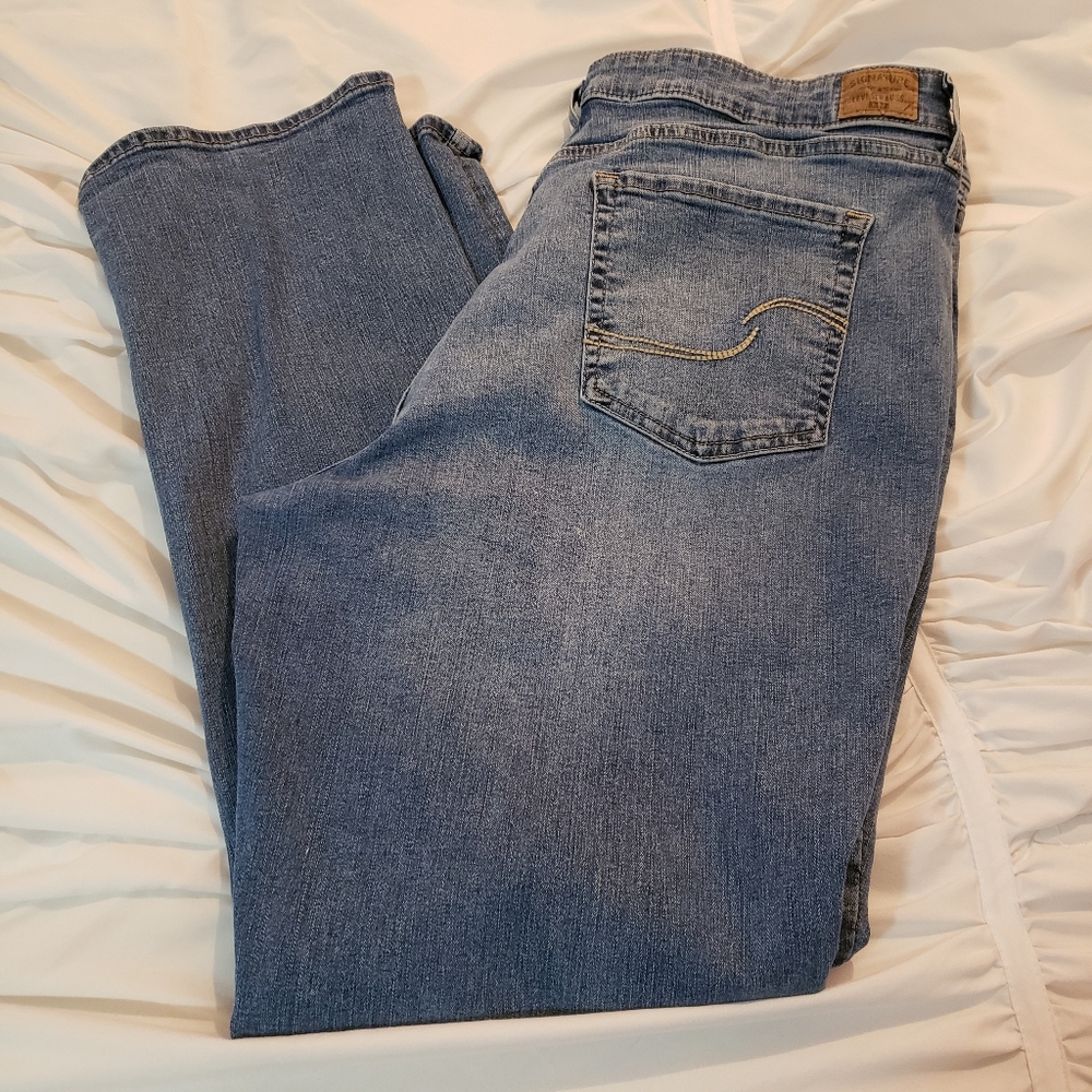 Levi's Jeans 35x30 signature. Total shaping, stretchy jeans.